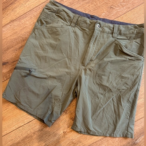 Patagonia Men's Olive Green Shorts Flat Front Multiple Pockets Quick Dry / 36 - Picture 1 of 12